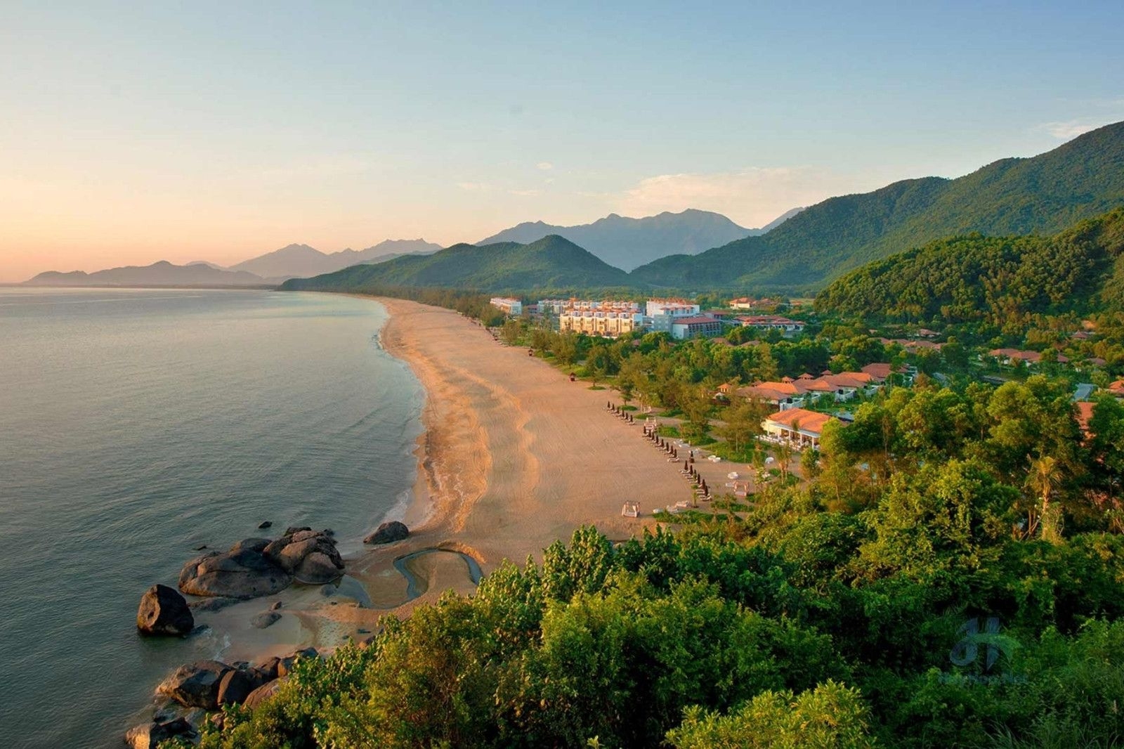 Bãi biển Lăng Cô – Viên ngọc biển yên bình giữa Huế và Đà Nẵng